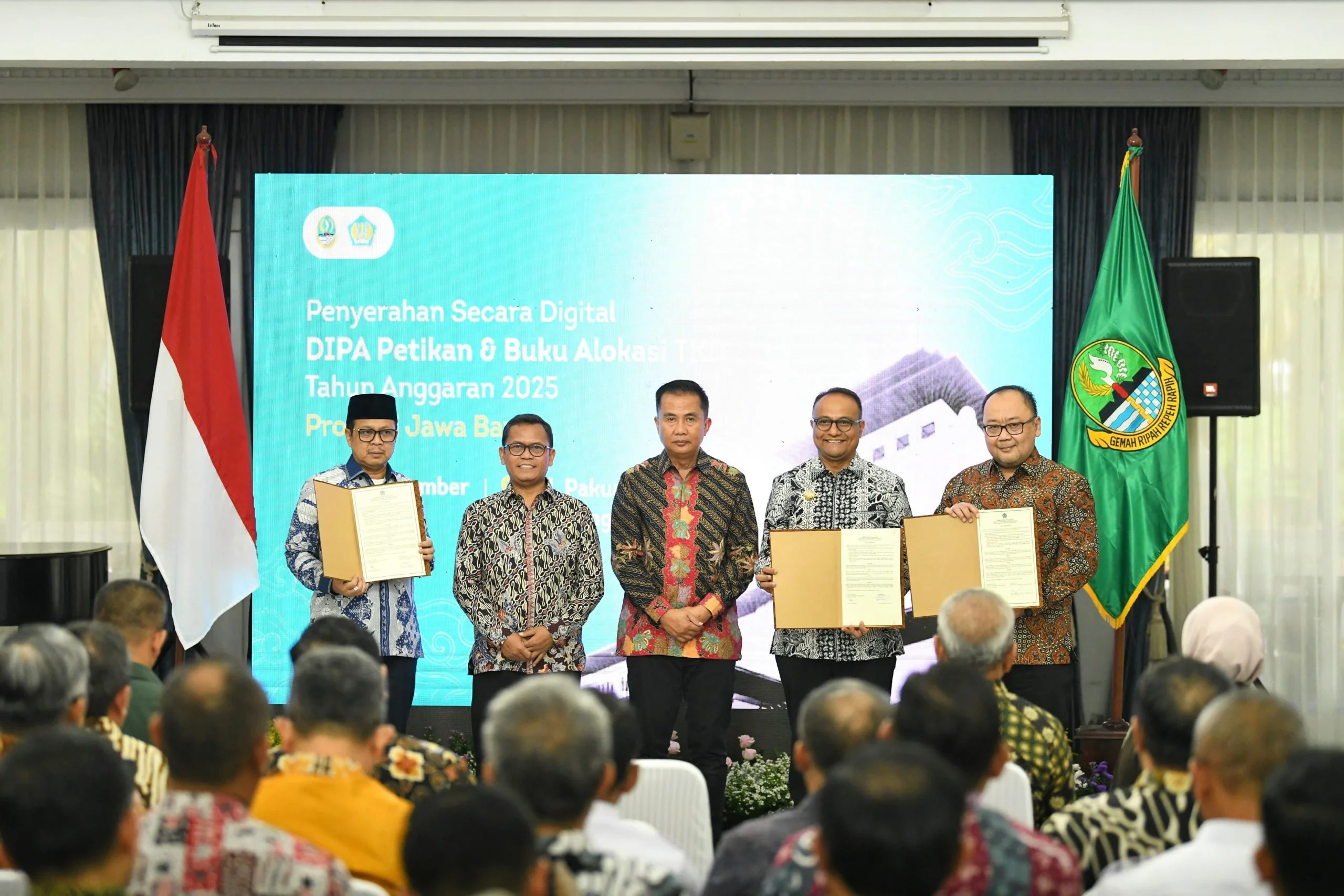 Pj Gubernur Jawa Barat Bey Machmudin  menyerahkan Daftar Isian Pelaksanaan Anggaran (DIPA) dan Daftar Alokasi Transfer ke Daerah (TKD) 2025 di Gedung Pakuan, Kota Bandung, Rabu (11/12/2024).