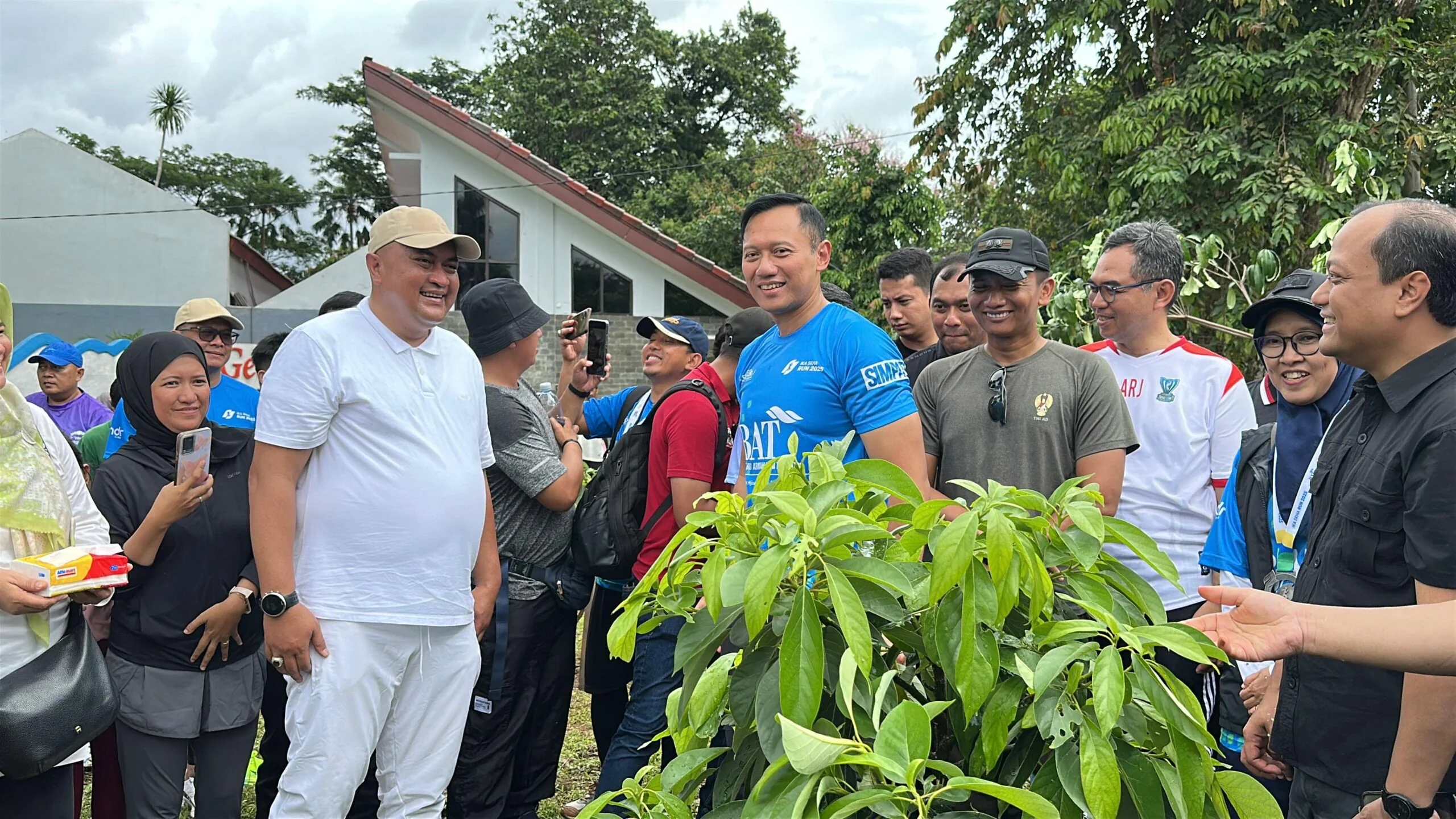 Bupati Bogor, Rudy Susmanto, bersama Menteri Koordinator Bidang Infrastruktur dan Pembangunan Kewilayahan Republik Indonesia, Agus Harimurti Yudhoyono (AHY), lakukan penanaman pohon di Taman Siliwangi, sekaligus mengikuti kegiatan IKA 5KMA Run 2025 di Lap