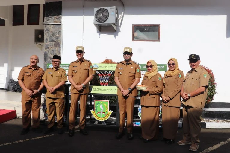 Wali Kota Sukabumi Ayep Zaki bersama Wakil Wali Kota Sukabumi Bobby Maulana,meluncurkan gerakan ASN mengumpulkan telur dan menabung sampah.Dok-Diskomimfo Kota Sukabumi