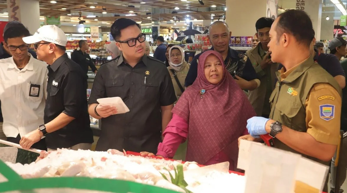 Pimpinan dan Anggota Komisi II DPRD Kota Bandung melakukan monitoring lapangan untuk mengecek stok dan harga kebutuhan pokok menjelang Nataru, Selasa, 16 Desember 2025. Nuzon/Humpro DPRD Kota Bandung.