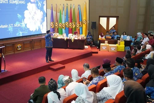 Bupati Sumedang Dony Ahmad Munir menghadiri Peringatan Hari AIDS Sedunia Tingkat Kabupaten Sumedang Tahun 2025.Ist