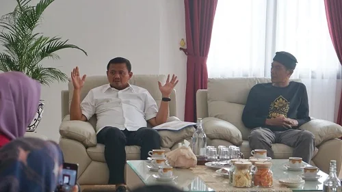 Bupati Sumedang Dony Ahmad Munir menerima audiensi Paguyuban Masyarakat Adat Darmaraja (Madara) bersama jajaran Paguyuban Seniman dan Budayawan Sumedang (PSBS) Kecamatan Darmaraja di Ruang Tamu Bupati.Dok-Diskominfosanditik Sumedang