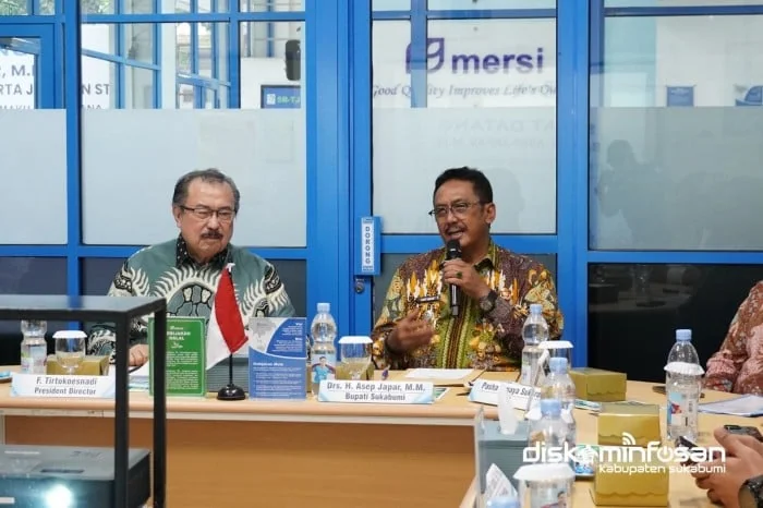 Bupati Sukabumi Asep Japar mengunjungi PT Mersifarma Tirmaku Mercusana di Kecamatan Cikembar, Selasa (23/9/2025).