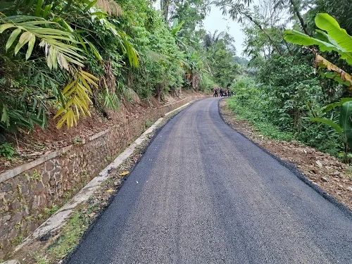 Ruas Jalan Loji-Bangbayang di Desa Bangbayang, Kecamatan Situraja.Ist