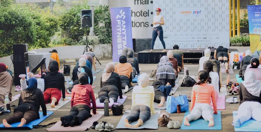 Peringati Hari Yoga Internasional, Harris &amp; Pop Ajak Ibu-ibu Yoga di Mal