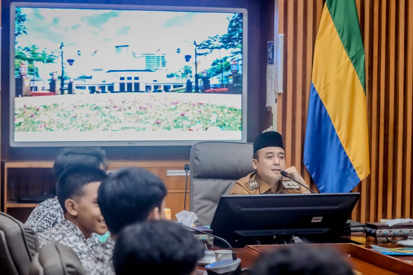 Wakil Wali Kota Bandung, Erwin, secara resmi menerima melepas keberangkatan Tim Futsal SMAN 21 Bandung.Ist