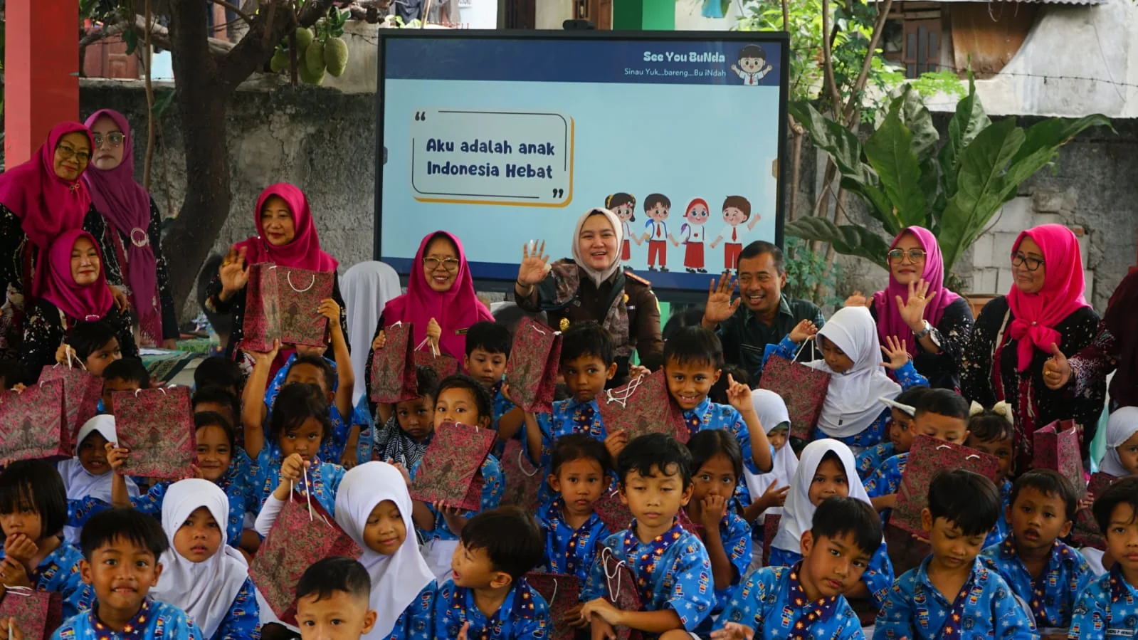 Kepala Kejaksaan Negeri Kota Bekasi Dr. Sulvia Triana Hapsari, S.H., M.Hum. bersama Kepala Dinas Pendidikan Kota Bekasi Drs. H. Alexander Zulkarnain, M.Si.Ist