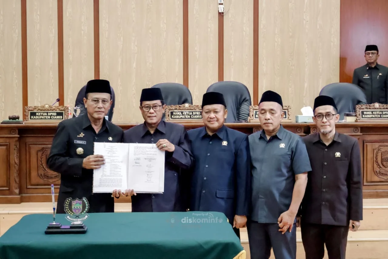 Rapat paripurna tersebut dihadiri langsung oleh Bupati Ciamis, H. Herdiat Sunarya, Ketua dan Wakil Ketua DPRD beserta seluruh anggota.Ist