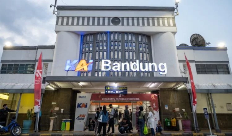 PT KAI Daop 2 Bandung telah membuka pemesanan tiket kereta api masa libur Hari Raya Natal dan Tahun Baru.