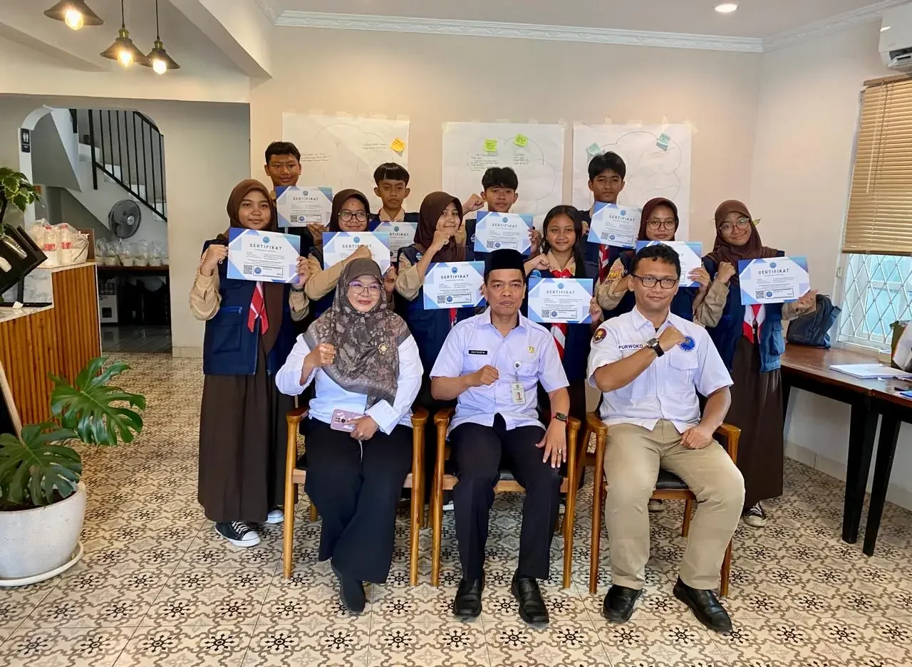 Sepuluh pelajar SMPN 8 Depok usai mengikuti Pelatihan Teknis untuk Remaja Teman Sebaya Anti Narkotika. (Foto: Dokumentasi BNN Kota Depok)