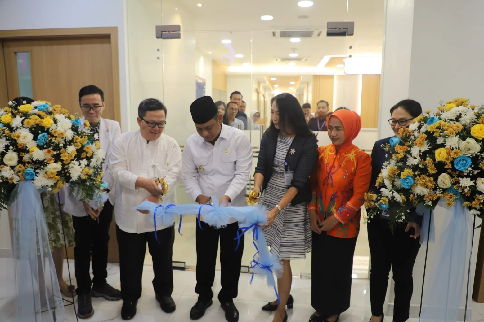 Plt Bupati Bekasi dr. Asep Surya Atmaja didampingi Ketua TP PKK Nia Asep Surya Atmaja meresmikan Unit Pelayanan Rehabilitasi Medik RS Siloam Lippo Cikarang, Selasa (30/1). Pada kesempatan tersebut, Plt Bupati menegaskan agar rumah sakit memberikan pelayan