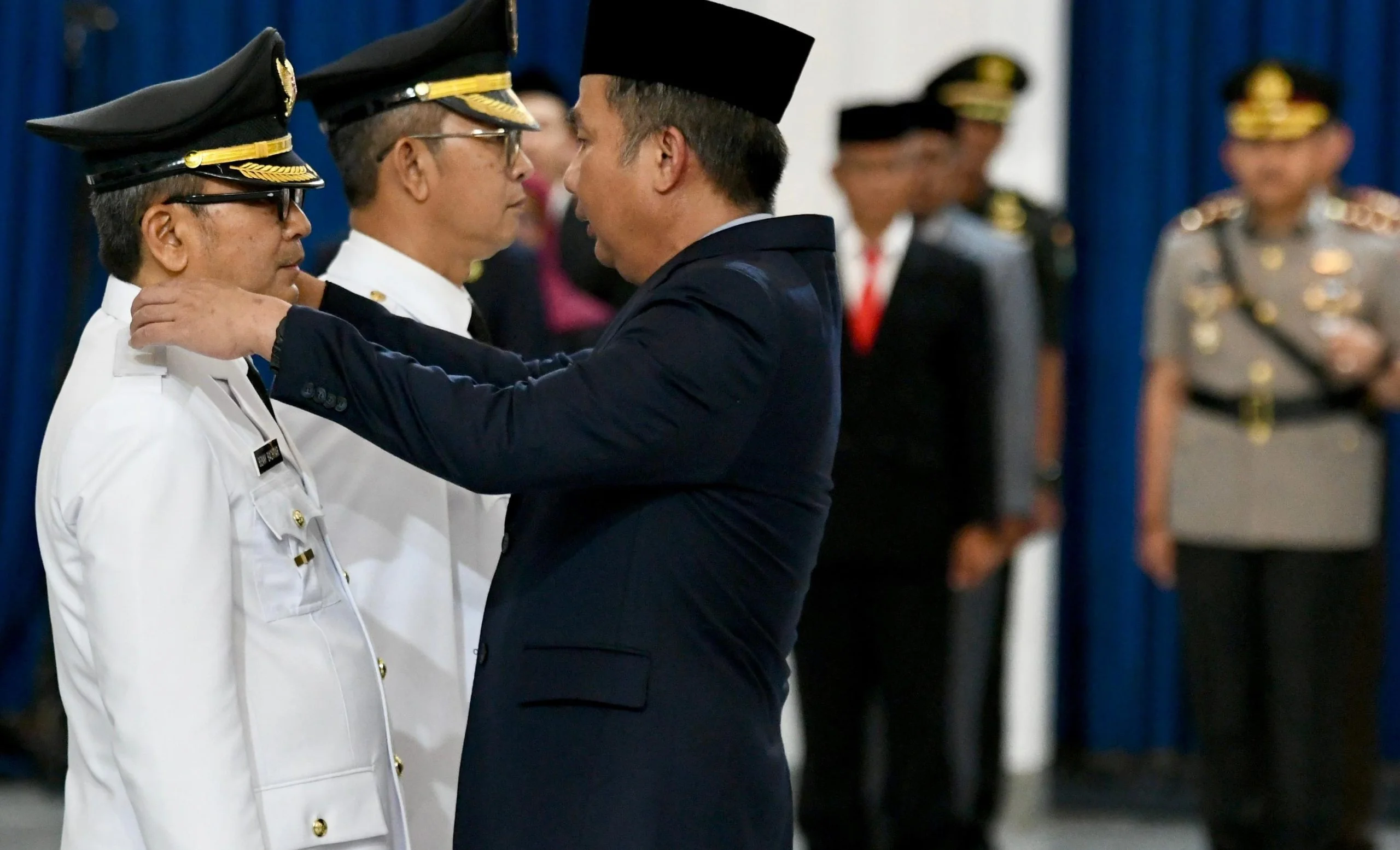 Penjabat (Pj) Gubernur Jawa Barat Bey Machmudin melantik Benny Bachtiar sebagai Penjabat Walikota Cimahi dan Ade Afriandi sebagai Penjabat Bupati Subang di Aula Barat Gedung Sate, Kota Bandung, Minggu (19/1/2025) malam.