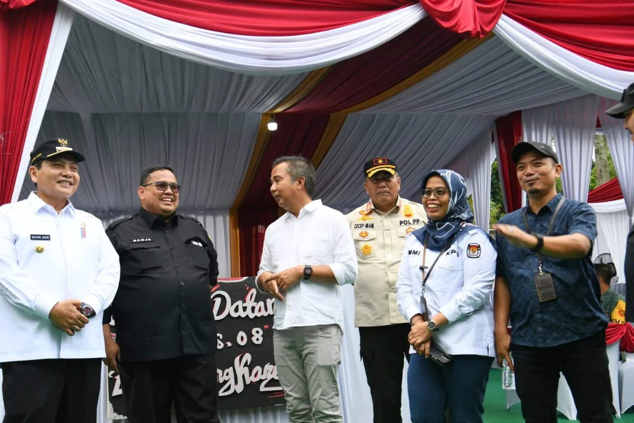 Pj Gubernur Jabar Bey Machmudin di Command Center Jawa Barat Gedung Sate, Bandung, Rabu (27/11/2024).(Dok-Humas Jabar)