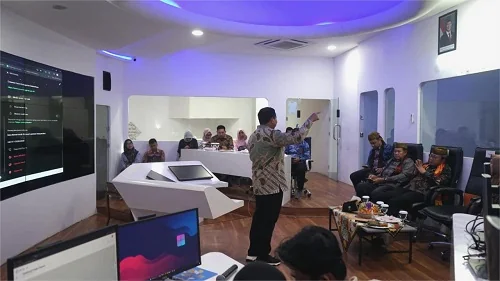 Bupati Sumedang Dony Ahmad Munir memaparkan sejumlah inovasi digital yang tengah dikembangkan dan dioperasikan oleh Pemerintah Kabupaten Sumedang kepada Komisaris Utama PLN  Burhanuddin Abdullah di Command Center Sumedang.Ist