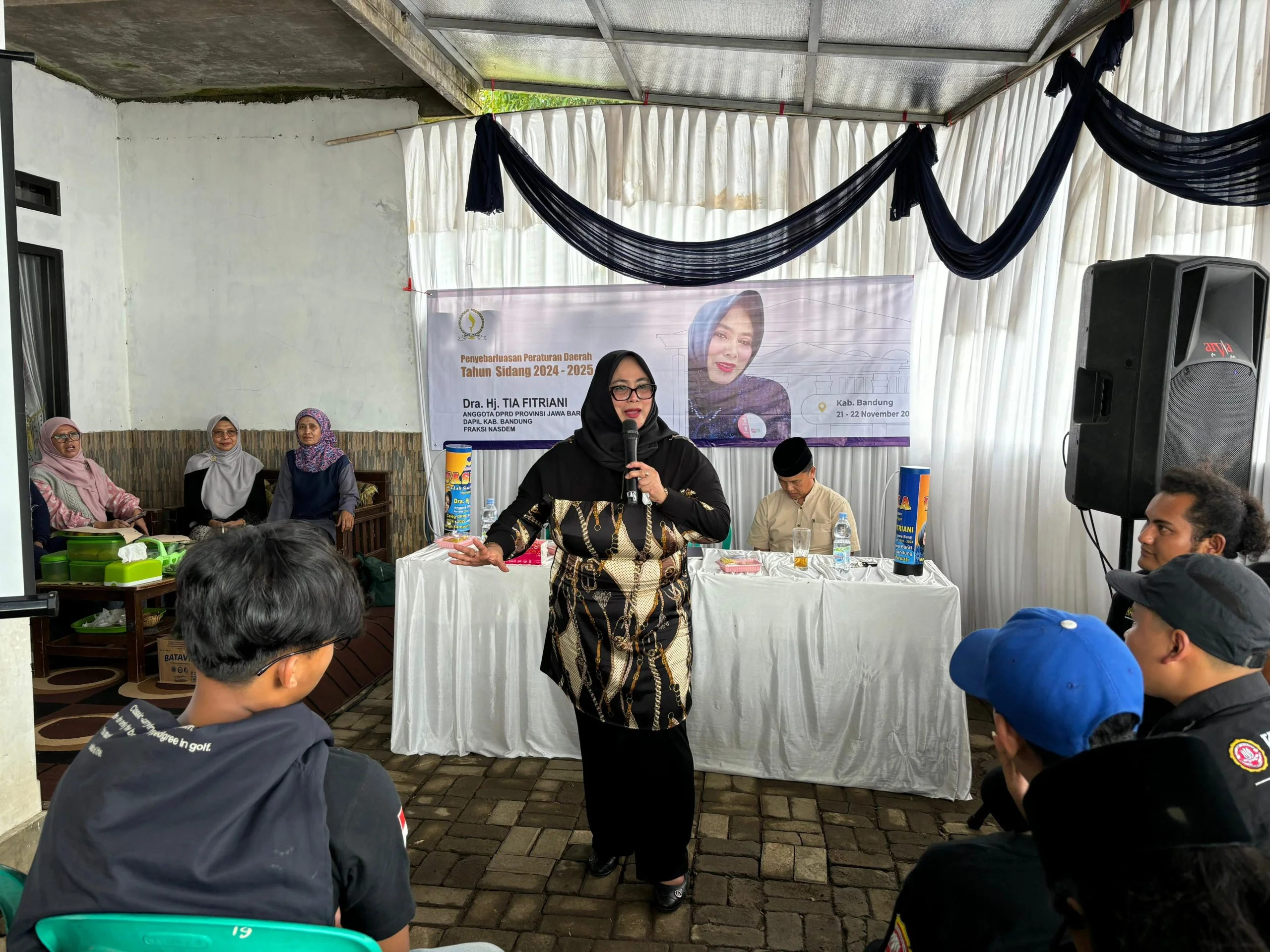 Anggota DPRD Provinsi Jawa Barat Tia Fitriani saat Sosialisasi Perda no 12 tahun 2010 tentang pengelolaan sampah bertempat di Desa Tenjolaya Kecamatan Pasir Jambu, Kabupaten Bandung.(Dok-Humas Jabar)