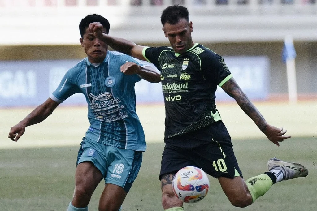 Persib Bandung selamat dari kekalahan saat bertandang menghadapi PSBS Biak.
