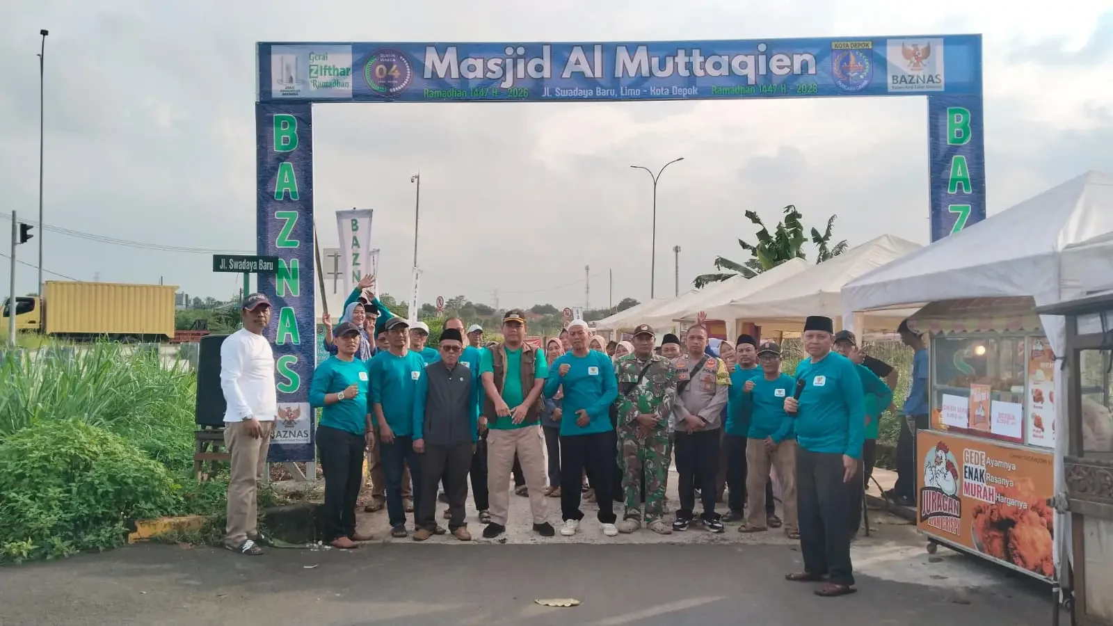Lurah Limo, Fajar Mei Hendri saat membuka Bazaar Ramadan yang digelar di Masjid Al Muttaqien. (Foto : Dokumentasi narasumber)