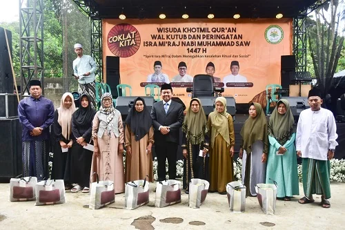 Bupati Sumedang Dony Ahmad Munir menghadiri Wisuda Khotmil Qur'an Wal Kutub dan Peringatan Isra Mikraj Nabi Muhammad SAW 1447 di Pondok Pesantren Al Ma'mun.Dok-Diskominfosanditik Sumedang