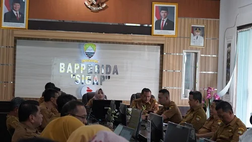 Sekretaris Daerah Kabupaten Sumedang Tuti Ruswati memimpin Rapat Percepatan Laporan Program Strategis Nasional, di Badan Perencanaan Pembangunan Riset dan Inovasi Daerah.Dok-Diskominfosanditik Sumedang
