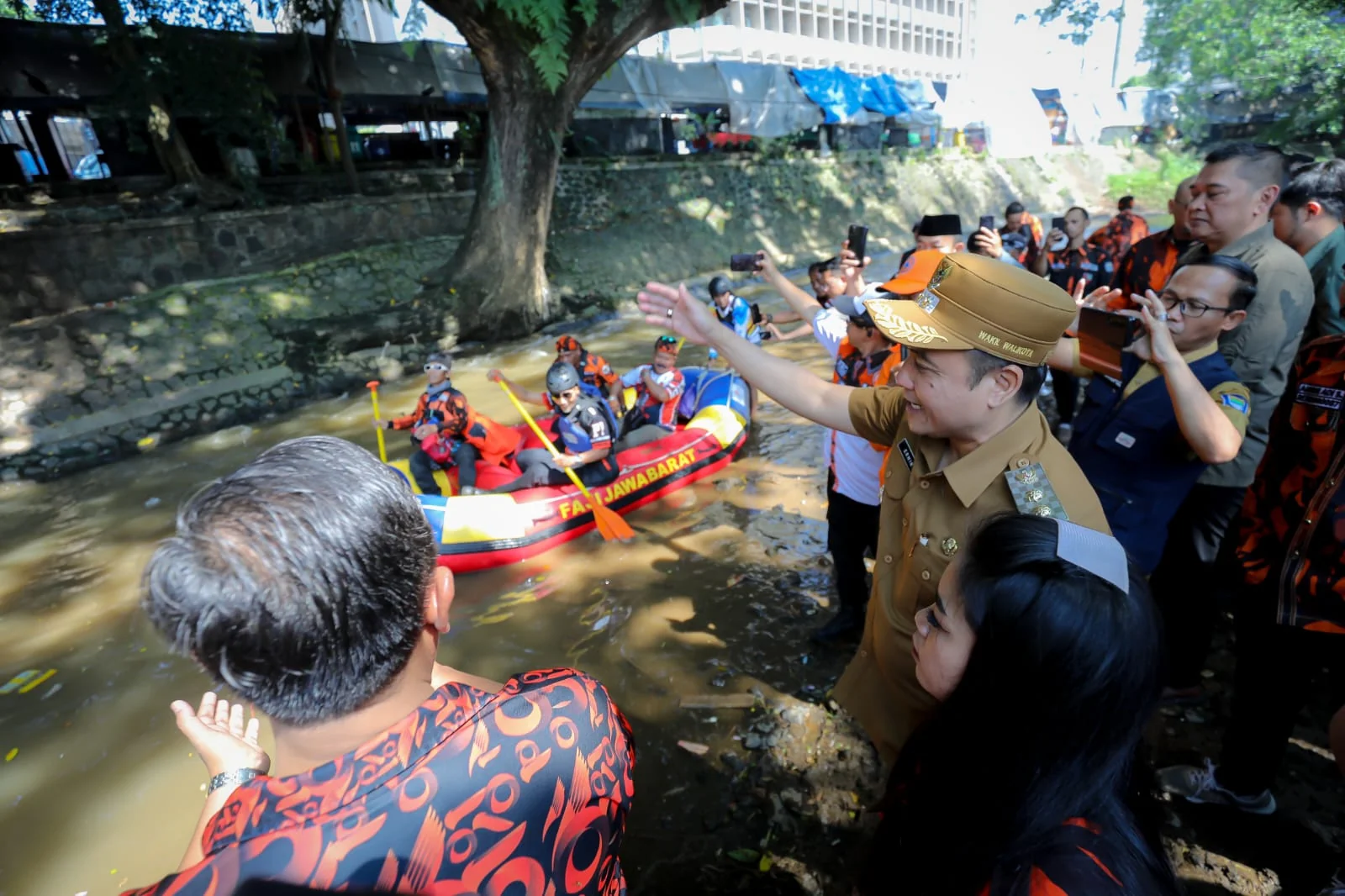 Wakil Wali Kota Bandung, Erwin, Ketua MPW Pemuda Pancasila Jawa Barat Dian Rahadian.Ist