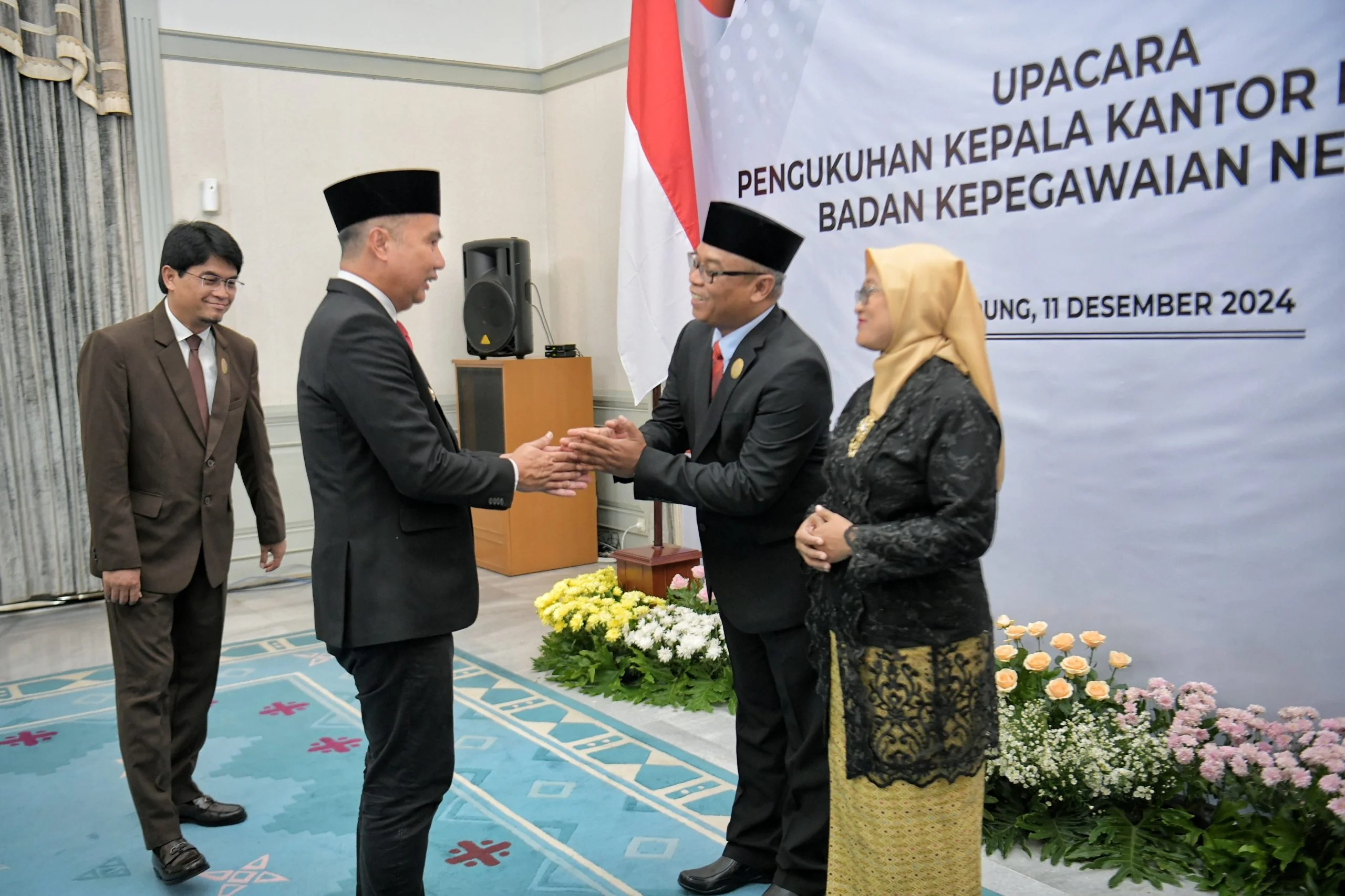Penjabat Gubernur Jawa Barat Bey Machmudin mengukuhkan Wahyu sebagai Kepala Kantor Regional (Kanreg) III Badan Kepegawaian Negara (BKN) Bandung yang baru, di Gedung Negara Pakuan, Kota Bandung, Rabu (11/12/2024).