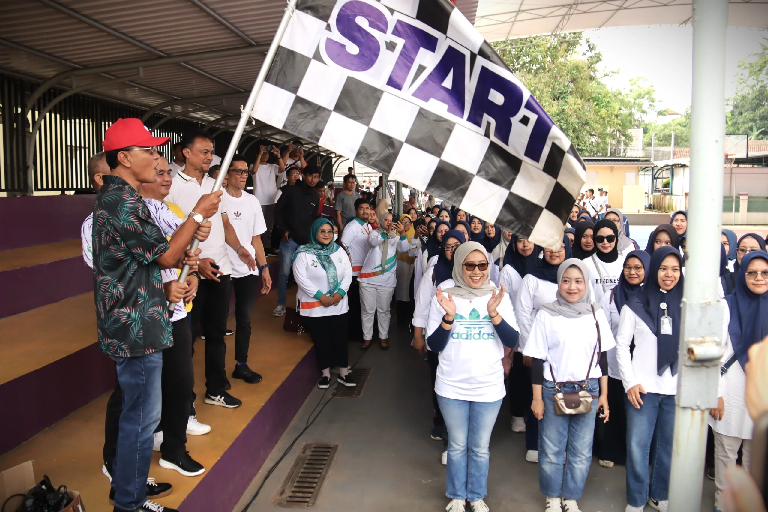 Bupati Ciamis, Herdiat Sunarya secara simbolis melepas peserta jalan sehat sebagai rangkaian peringatan HKSN 2025.Ist