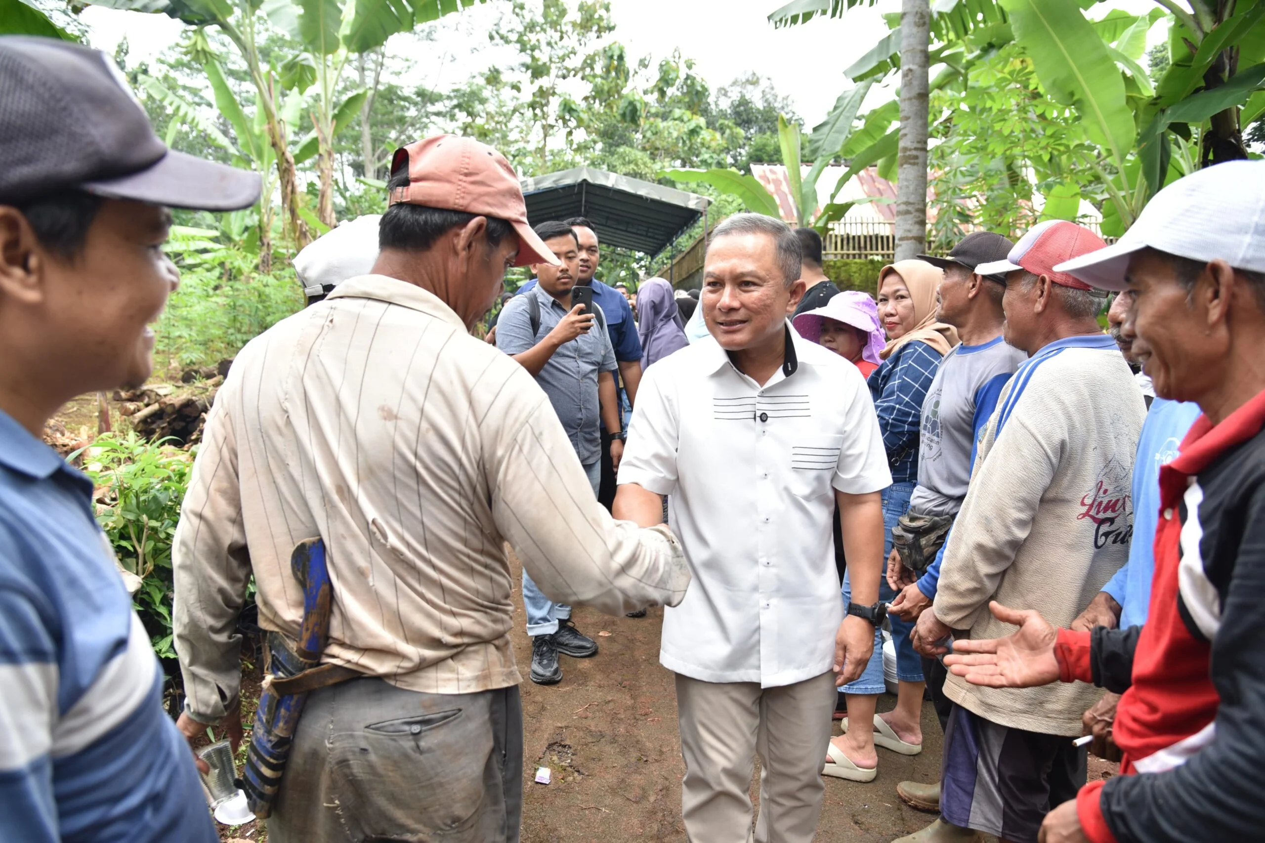 Bupati Kuningan, Dr. H. Dian Rachmat Yanuar, M.Si., Momentum kebersamaan ini menjadi wadah silaturahmi sekaligus penyampaian aspirasi warga terkait kondisi infrastruktur dan kebutuhan sektor pertanian.Dok-IKP/Diskominfo Kuningan
