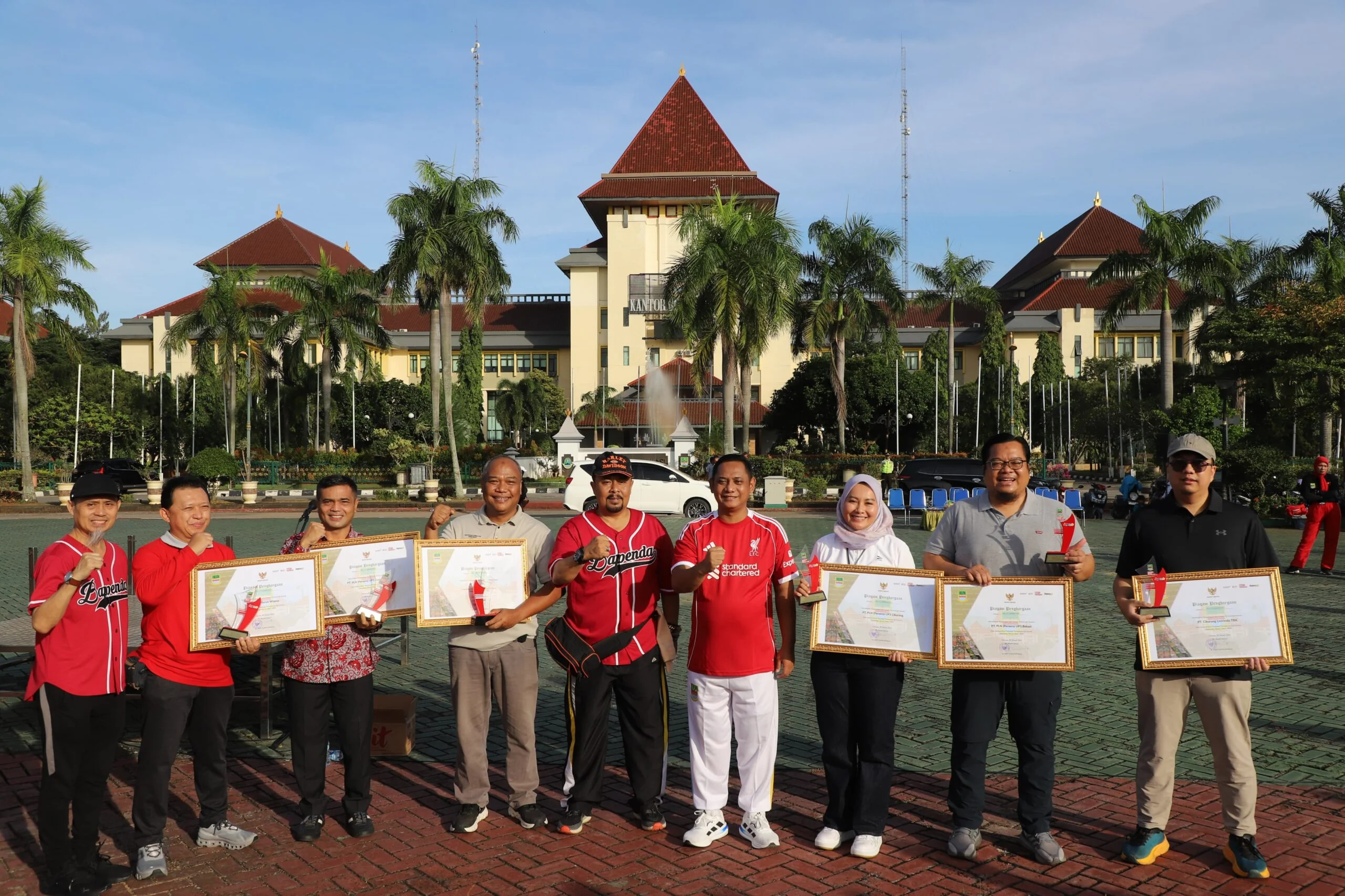 Plt Bupati Bekasi dr. Asep Surya Atmaja, didampingi Kepala Bapenda Kabupaten Bekasi, memberikan penghargaan kepada 7 perusahaan wajib pajak atas kontribusi luar biasa terhadap PAD Tahun Anggaran 2025. Foto : Dani Ibrahim