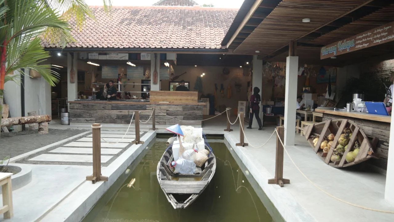 Kini Kota Bandung memiliki rumah makan tradisional seafood khas pesisir pantai Sagara Madasari Pangandaran. Ya lokasinya di Jalan Bahureksa No. 22.Ist
