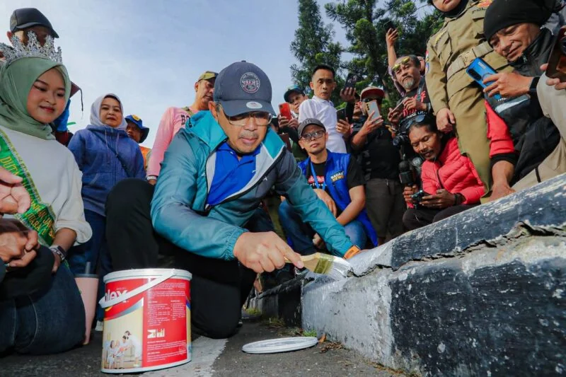 Farhan Minta Kegiatan Pemkot Bandung Harus Disertai Bakti Sosial untuk Warga