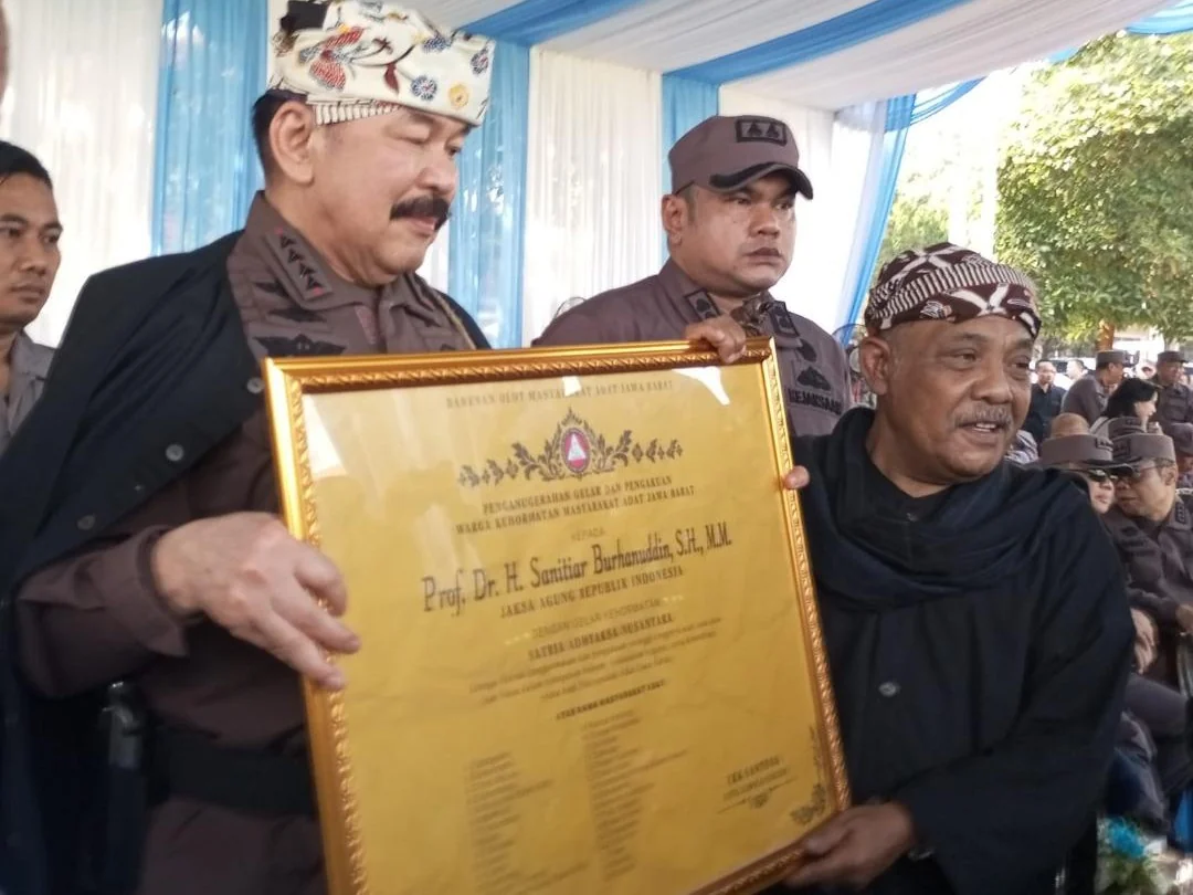 Sekretaris Jenderal Baresan Olot Masyarakat Adat Jawa Barat, Eka Santosa (kanan)  menyerahkan penghargaan gelar kehormatan “Satria Adhyaksa Nusantara” kepada Jaksa Agung Sanitiar Burhanuddin.