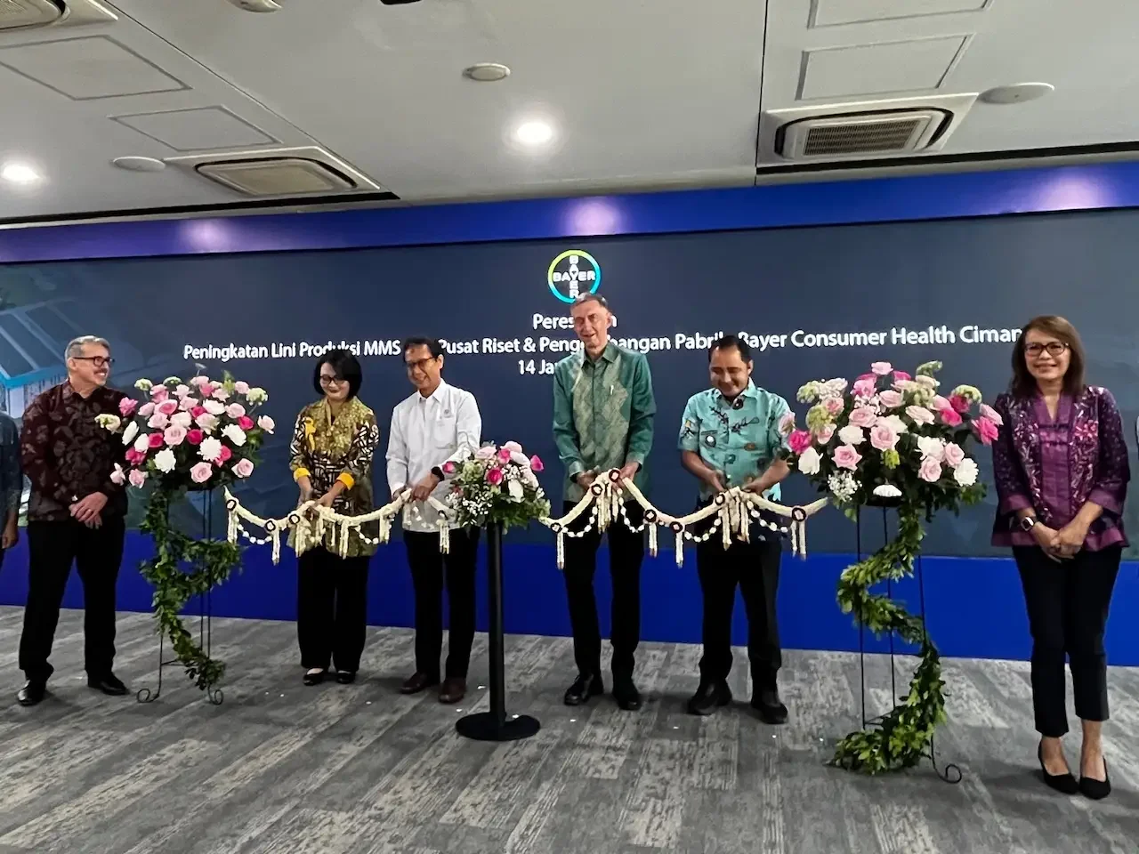 Wakil Wali Kota Depok, Chandra Rahmansyah (kedua dari kanan) saat meresmikan Lini Produksi Multiple Micronutrient Supplements (MMS) serta Pusat Riset dan Pengembangan PT Bayer Indonesia di PT Bayer Indonesia, Pabrik Cimanggis, Rabu (14/01/26). (Foto: JD 0
