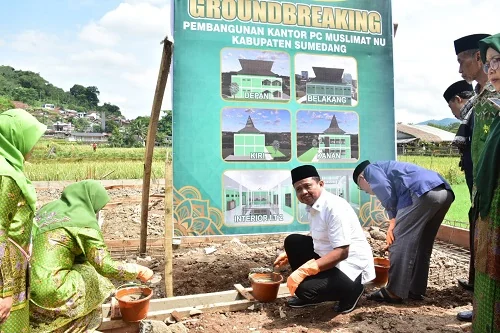 Bupati Sumedang Dony Ahmad Munir saat meletakkan batu pertama pembangunan Kantor Muslimat NU di Lingkungan Pusdai Islamic Center.Dok-Diskominfosanditik Sumedang