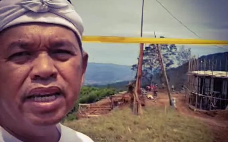 Gubernur Jawa Barat Dedi Mulyadi saat mengeck proyek Eiger Camp di Desa Karyawangi, Kecamatan Parongpong, Kabupaten Bandung Barat.
