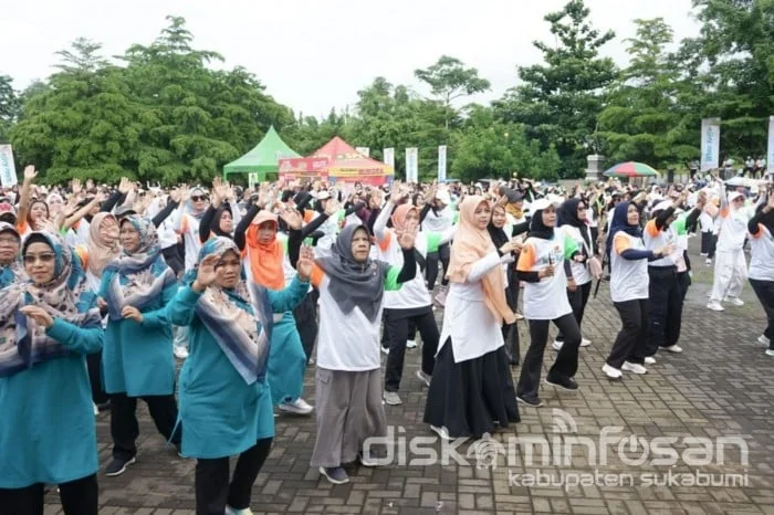 Ribuan warga Palabuhanratu memadati Lapang Cangehgar untuk mengikuti kegiatan 3FUN (Fun Walk, Fun Bike, Fun Aerobic).Ist