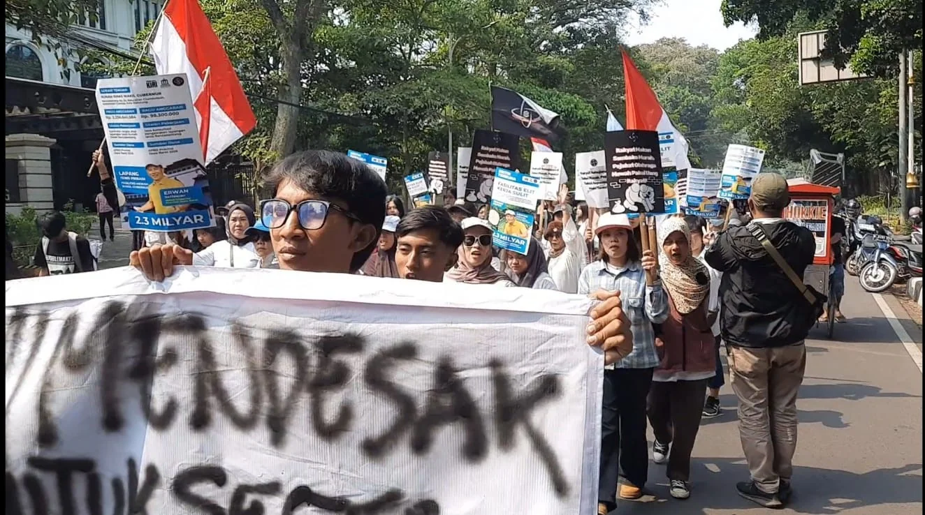 Puluhan orang yang mengatasnamakan Aktivis Anak Bangsa melakukan aksi unjuk rasa di Kantor Gubernur Jawa Barat.Dok-KabarSunda.com