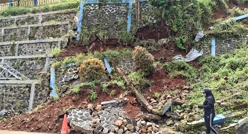 Pergeseran tanah tembok penahahan tebing (TPT) SDN Bunter, Desa Cikareo Selatan, Kecamatan Wado.Dok-Diskominfosanditik Sumedang