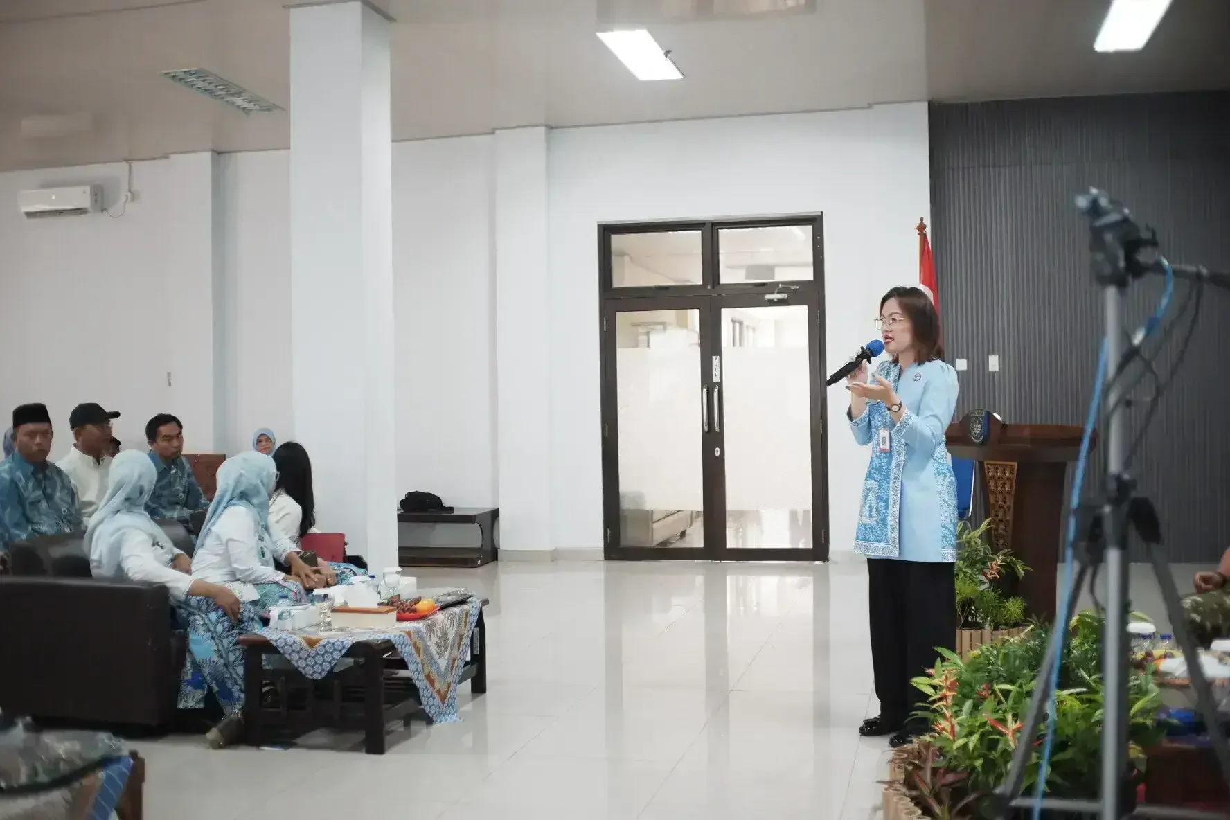 Camat Sukmajaya, Christine memaparkan sejumlah isu strategis.Dok-Diskominfo Kota Depok