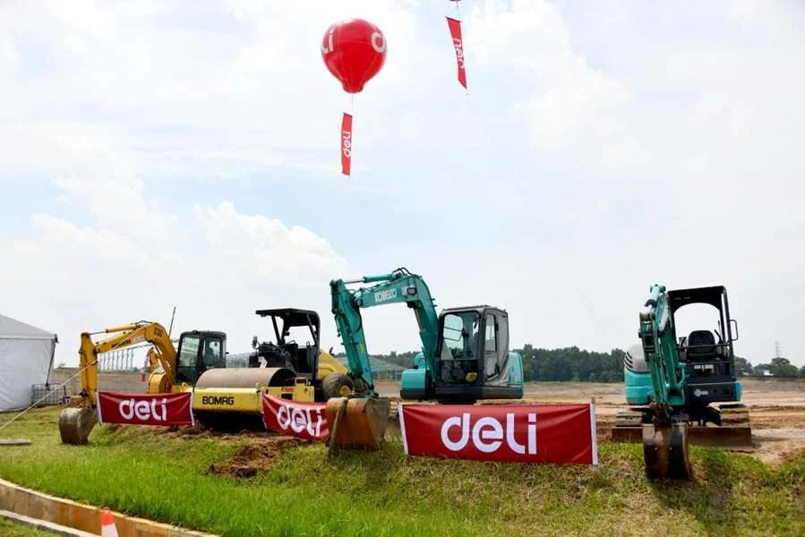 Gubernur Jawa Barat Dedi Mulyadi menghadiri groundbreaking ceremony pembangunan pabrik baru Deli di Kawasan Industri Artha Industrial Hill, Kabupaten Karawang, Rabu (26/11/2025).Ist