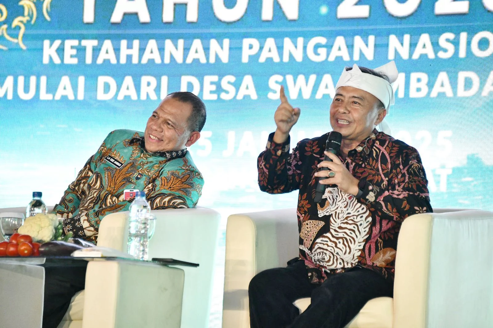 Sekretaris Daerah Provinsi Jawa Barat Herman Suryatman dalam simposium yang diadakan dalam rangka peringatan Hari Desa Nasional Tahun 2025 di GOR Desa Cibeureum Kulon, Kecamatan Cimalaka, Kabupaten Sumedang, Selasa (14/1/2025).