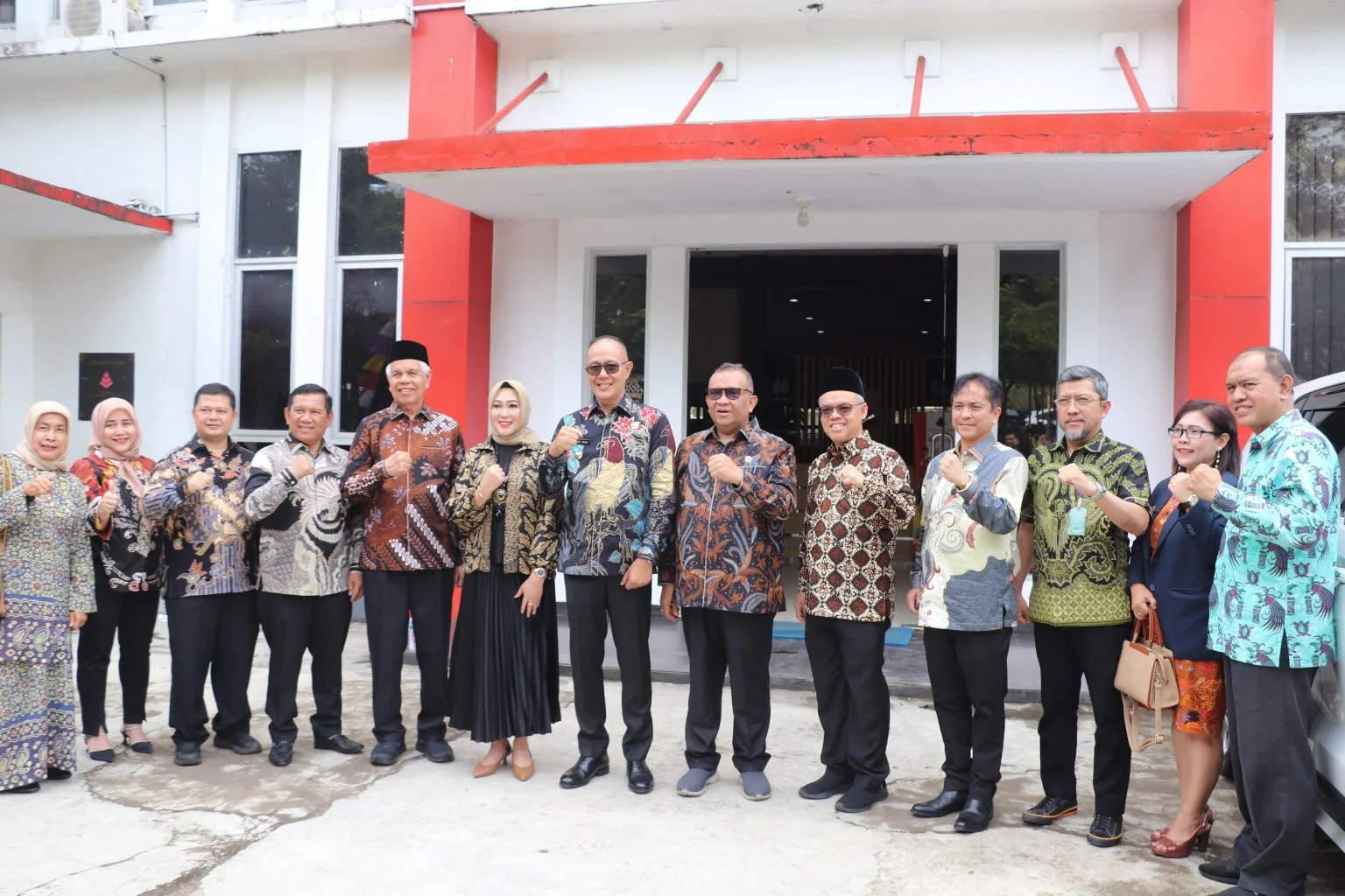 Wali Kota Sukabumi Ayep Zaki mendampingi Wakil Menteri Ketenagakerjaan Afriansyah Noor mengunjungi SMK PASIM Training Center.Dok-Diskominfo Kota  Sukabumi