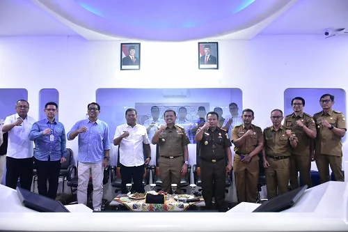 Bupati Sumedang, H. Dony Ahmad Munir, didampingi para kepala perangkat daerah menerima kunjungan Bupati Majalengka Herman Suherman.Ist