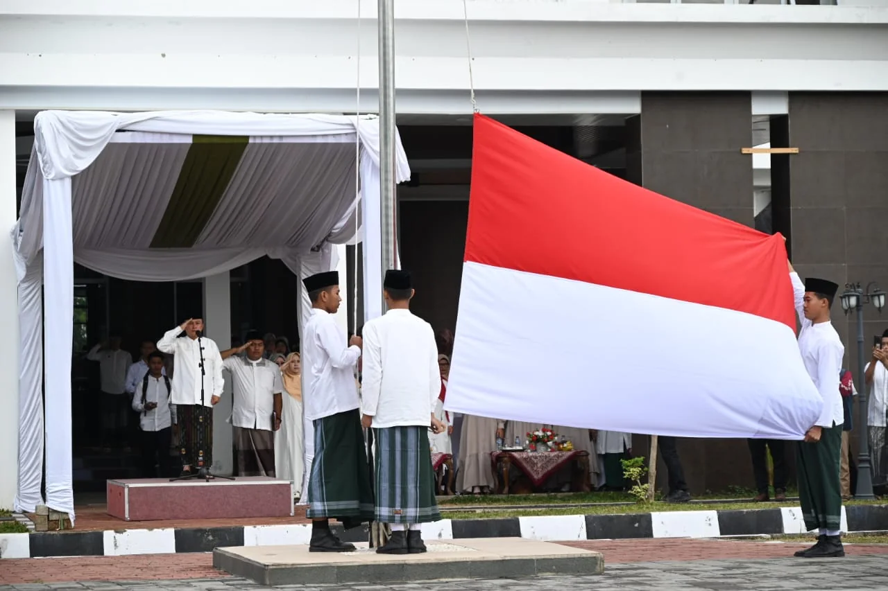 Bupati Kuningan, Dr. H. Dian Rachmat Yanuar, M.Si., yang bertindak sebagai pemimpin upacara.Ist