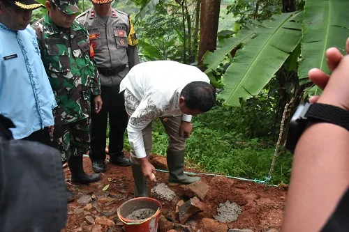 Bupati Sumedang Dony Ahmad Munir meletakan batu pertama sekaligus membuka kegiatan Padat Karya Kemiskinan Ekstrem Tahun 2025.Ist