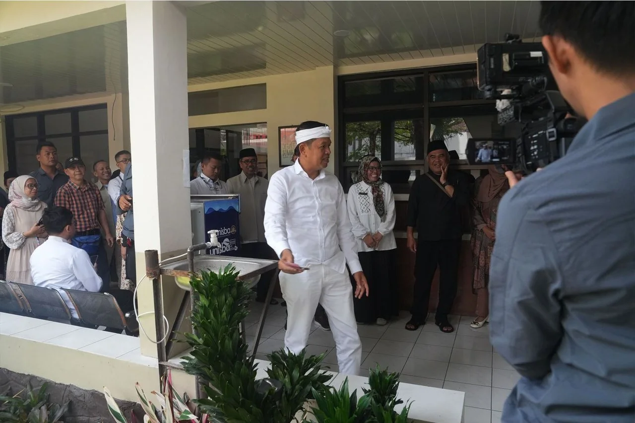 Gubernur Jawa Barat (Jabar), Dedi Mulyadi menyambangi SMAN 1 Bandung, Rabu, 19 Maret 2025.