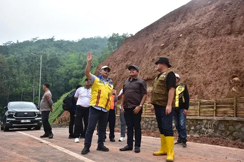 Bupati Sumedang Dony Ahmad Munir saat meninjau lokasi longsor,Dok-Diskominfosanditik Sumedang