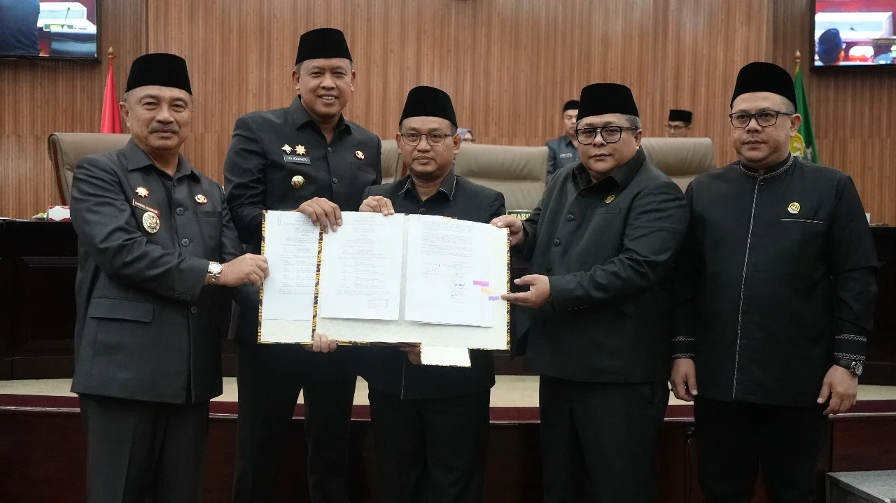 Wali Kota Bekasi Tri Adhianto didampingi Wawali Harris Bobihoe.Ist