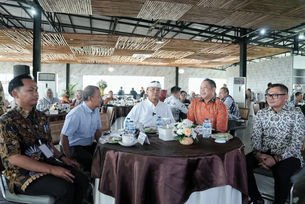 Sekretaris Daerah Provinsi Jawa Barat Herman Suryatman saat memberikan pengarahan pada Rapat Kerja Asosiasi Sekretaris DPRD Provinsi Seluruh Indonesia (ASDEPSI) terkait Penguatan Peran Sekretariat DPRD dalam Hubungan Kelembagaan DPRD dengan Eksekutif, di