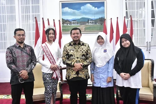 Bupati Sumedang Dony Ahmad Munir menerima para pelajar ini di Gedung Negara Sumedang.Ist