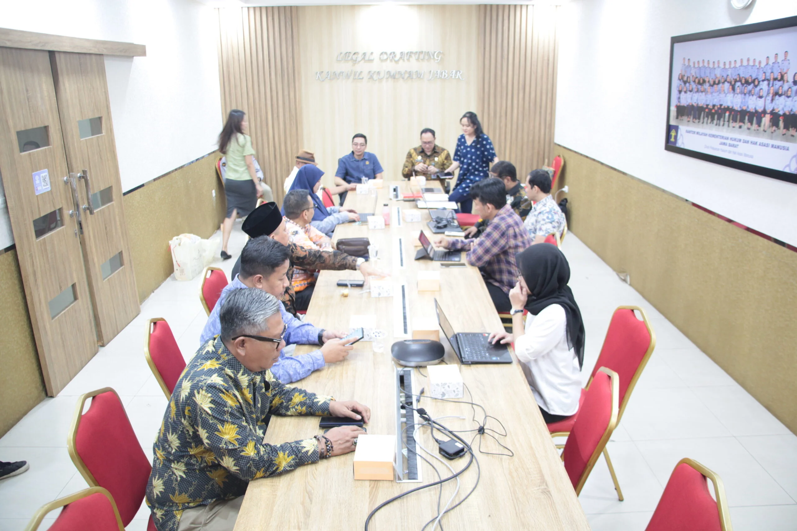Kepala Kantor Wilayah Kemenkum Jawa Barat, Asep Sutandar yang diwakilkan oleh Kepala Divisi Peraturan Perundang-Undangan dan Pembinaan Hukum Ferry G. C.Dok-Humas Kemenkum Jabar